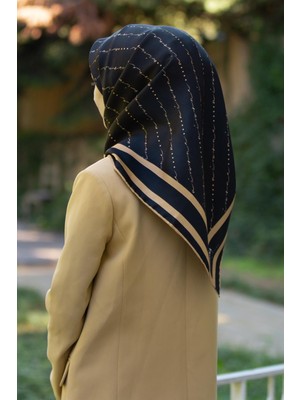 %100 Twill Ipek El Yazısı Vissona Desenli Siyah - Gold Renkli Daha Tok Exclusive Serisi 90X90 Eşarp Kenar Dikiş Şekli : El Dikişi