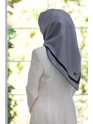 Vissona 100% Twill Ipek Düz Renk Bordür Desenli Gri Siyah Renkli Daha Tok Exclusive Serisi 90X90 Dikim Şekli : El Dikişi Eşarp
