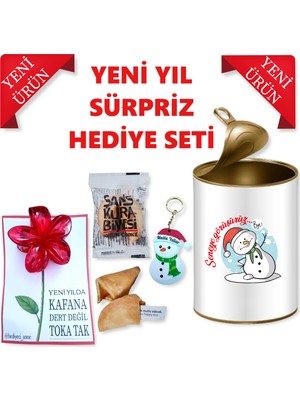 E-Hediyeci Seneye Görüşürüz Yılbaşı Hediye Kutusu, Yılbaşı Hediyesi, Kutu Hediye, Yeni Yıl Hediyesi, Arkadaşa Yılbaşı Hediyesi, Konsept Hediye Kutusu (1 Adet Anahtarlık, 1 Adet Toka ve 1 Adet Şans Kurabiyesi)