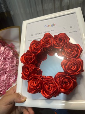 Satence Store “dünyanın En Güzel Kızı” Yazılı Kırmızı Güllü Çerçeve – Solmayan Aşk Hatırası
