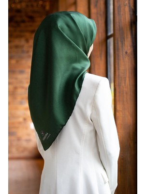 Vissona %100 Twill Ipek Düz Zümrüt Yeşili Renkli Daha Tok Exclusive Serisi 90X90 Eşarp Dikim Şekli : El Dikişi