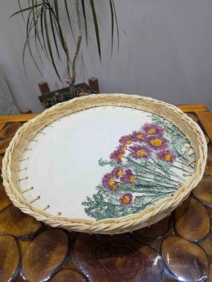 Atolye Okyanus El Yapımı Rattan Örgü Detaylı Seramik Tepsi – Çiçek Desenli Bohem Sunum Tepsisi