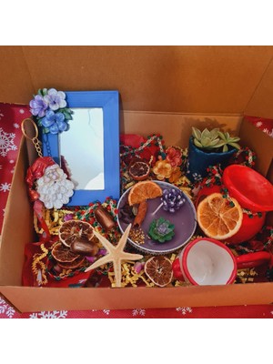 Kilida Sanat-Yeniyıl Hediyekutusu-Çanta Aynası-Çanak Kokulu Mum-Kırmızı Buhurdanlık-Seramik Saksıda Suklent-Noel Baba Anahtarlık-Kırmızı Dudak Kahve Fincanı