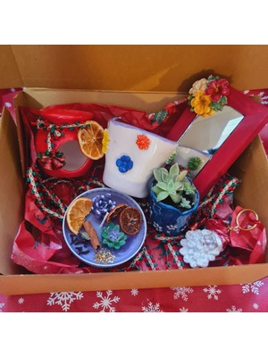 Kilida Sanat-Yeniyıl Hediye Kutusu-Çanta Boyu Ayna-Yamuk Kahve Bardağı-Seramik Saksı Suklent-Çanak  Kokulu Mum-Noel Baba Anahtarlık- ve Kırmızı Buhurdanlık
