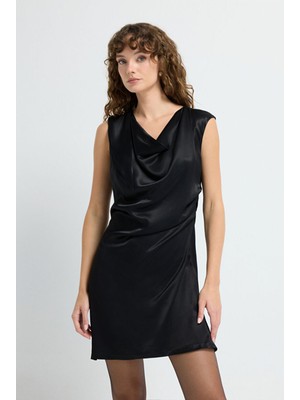 Adl Bağlama Detaylı Saten Elbise Siyah 12445964000