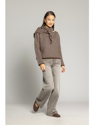 Nisan Triko Çizgili Fular Detaylı Triko Kazak