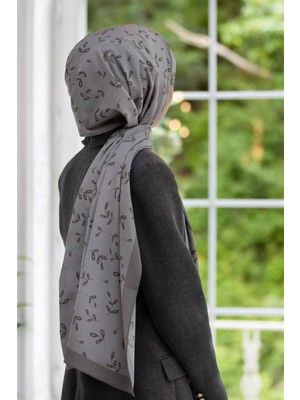 Vissona Lüks Medine Yaprak Desenli Gümüş Renkli 75X195 Kırışmaz Şal Moss Krep Dikiş Tipi Italyan Dikişli