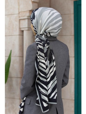 Vissona Lüks Medine Ipeği Zebra ve Çiçek Desenli Gümüş Renkli 75X195 Kırışmaz Şal Moss Krep Dikiş Tipi Italyan Dikişli