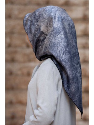 Vissona % 57 Ipek % 43 Viskon Twill Ipek Doku Desenli Gri - Indigo Renkli 90X90 Eşarp Dikim Şekli : El Dikiş