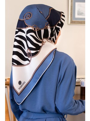 Vissona %100 Twill Ipek Zincirli ve Zebra Desenli Indigo - Lacivert Renkli 90X90 Eşarp Dikim Şekli : El Diki