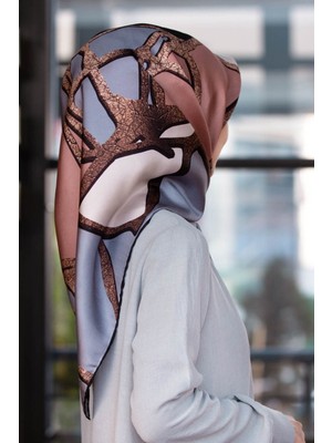 Vissona % 57 Ipek % 43 Viskon Twill Ipek Gold Efektli Geometrik Desenli Gri - Pudra Renkli 90X90 Eşarp Dikim