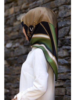 Vissona %100 Twill Ipek Baroklu ve Geometrik Desenli Haki - Bej Renkli 90X90 Eşarp Dikim Şekli : El Dikişi