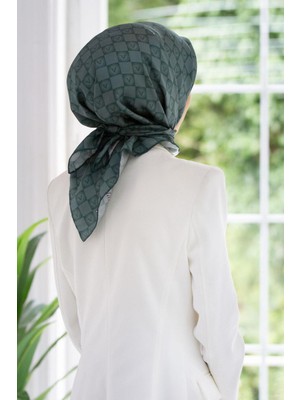 Vissona %100 Twill Ipek Monogram Desenli Cam Göbeği Renkli 90X90 Eşarp Dikim Şekli : El Dikişi