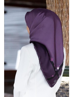Vissona %100 Twill Ipek Kenar Motifi Çiçek Desenli Mürdüm - Siyah Renkli 90X90 Eşarp Dikim Şekli : El Dikişi