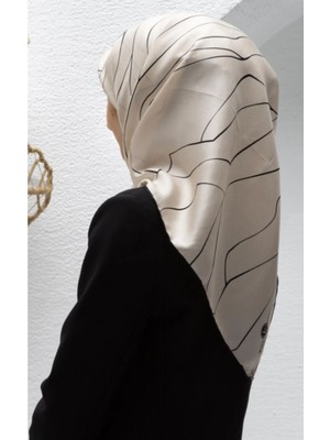Vissona % 57 Ipek % 43 Viskon Twill Ipek Çizgi Desenli Krem - Siyah Renkli 90X90 Eşarp Dikim Şekli : El Diki