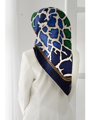 Vissona %100 Twill Ipek Zürafa Desenli Saks - Zümrüt Yeşili Renkli 90X90 Eşarp Dikim Şekli : El Dikişi