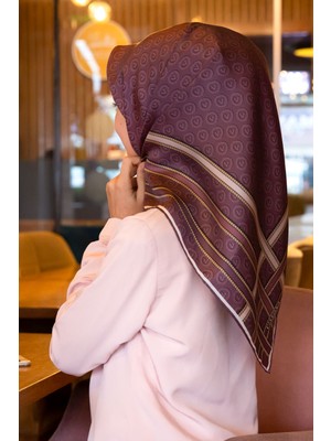 Vissona %100 Twill Ipek Monogram Desenli Lila - Lila Renkli 90X90 Eşarp Dikim Şekli : El Dikişi