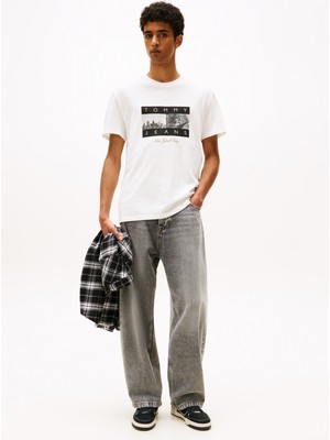 Tommy Jeans Bisiklet Yaka Baskılı Beyaz Erkek T-Shirt DM0DM22464YBL Tjm Reg Photo Flag Ss