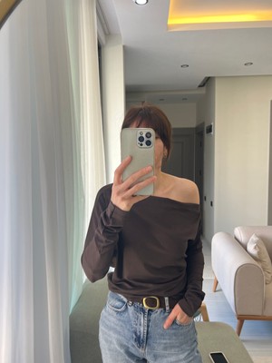 Butik Kadın Kayık Yaka Asimetrik Omuz Detaylı Uzun Kollu Basic Bluz