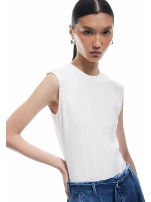 Koton Pamuklu Slim Fit Arkadan Kapama Detaylı Sıfır Kol Tişört