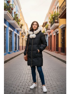 Kürklü Kapüşonlu Siyah Kadın Şişme Mont – Elyaf Dolgulu, Ponpon Detaylı, Uzun Model (95 Cm)