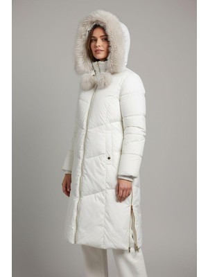 Kürklü Kapüşonlu Krem Kadın Şişme Mont – Elyaf Dolgulu, Ponpon Detaylı, Uzun Model (95 Cm)