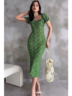 Moresun Yeşil Lastikli U Kare Yakalı Kısa Kollu Fit Kalıp Kurdelalı Likralı Çiçek Desen Yırtmaçlı Diz Altı Elbise