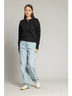 Nisan Triko Düğme Detaylı Triko Kazak