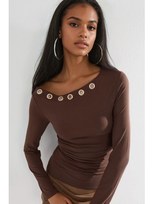 Hiccup Kadın Busem Aksesuar Detaylı Kayık Yaka Uzun Kollu Bluz Kahve Kahvesi