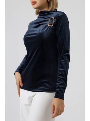 Sabr Kadife Yarım Balıkçı Yaka Tokalı Bluz – Zarif & Şık Kadın Bluz