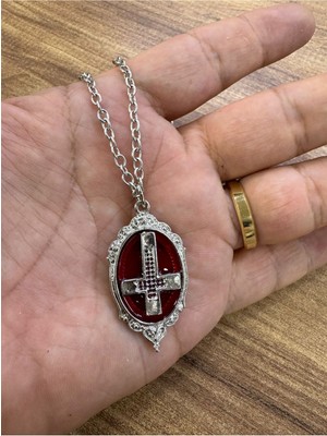 Vintage Kırmızı Taşlı Gotik Haç Kolye – Unisex Metal Zincirli Alternatif Tasarım