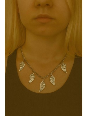 Işlemeli Melek Kanadı Figürlü 5’li Kadın Kolye – 60 cm Zincirli, Zarif ve Anlamlı Tasarım