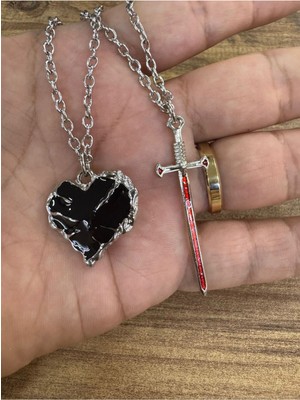 Siyah Gotik Kalp ve Kırmızı Kılıç Figürlü Haç Ikili Kolye – Unisex, 60 cm Zincirli Şık Tasarımı