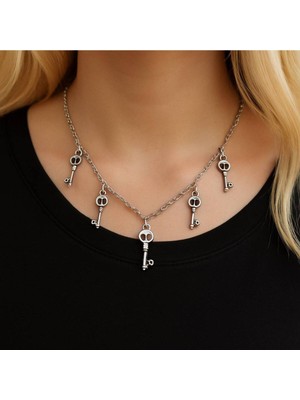 Kurukafa Detaylı Anahtar Figürlü 5’li Kadın Kolye – 60 cm Zincirli, Gotik ve Otantik Tasarım