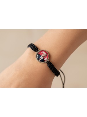 Herşey Nota Mustafa Kemal Atatürk ve Türk Bayrağı Figürlü Ipli Bileklik | Unisex, Anlamlı ve Ayarlanabilir Model