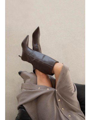 Straswans Victor Kadın Sivri Burun Topuklu Mat Deri Çizme Kahve