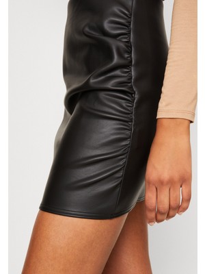 Basics & More Kadın Siyah Suni Deri Mini Etek – Vücuda Oturan, Şık ve Modern Tasarım