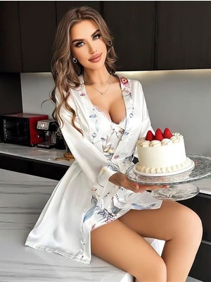 Aria's Closet Arias Closet Özel Tasarım Çiçek Desenli Göğüs Dekolteli Sabahlıklı 2'li Beyaz Saten Gecelik Takımı