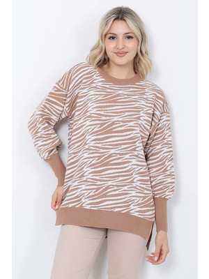 Lugmo Kadın Triko Kazak Bisiklet Yaka Zebra Desenli Oversize Yırtmaçlı Vizon Beyaz