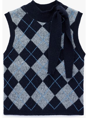 Koton Bağlama Detaylı Hafif Dik Yaka Baklava Desenli Süveter