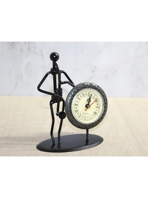 Arthurs Metal Saatli Saksafon Çalan Müzisyen