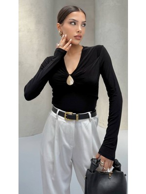 Cemo Broş Detaylı V Yakalı Büzgülü Uzun Kollu Bluz.
