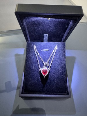 Işıklı Kutuda Kalpli Kılıç Kolyesi Çelik