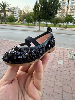 Merli&Rose Lastik Bantlı Pullu Siyah Babet