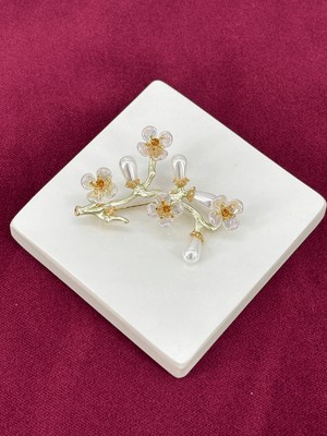 Calista Aksesuar Beyaz Sedef Yapraklı ve Inci Detaylı Çiçek Figürlü Gold Broş