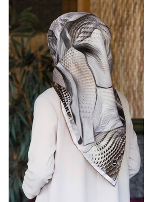 Violla Twill Geometrik ve Dalga Desenli Bej Renkli 90X90 Eşarp (Ipek Içermez) Dikim Şekli : El Dikişi