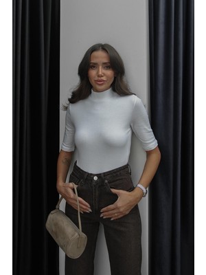 Havoş Ekru Yüksek Yakalı Kısa Kollu Fit Bluz