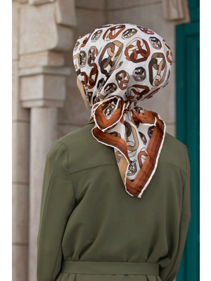 Violla Kristal Zincir Motif Desenli Taba - Krem Renkli 90X90 Eşarp (Ipek Içermez) Kenar Dikiş Şekli El Diki