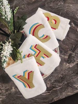 Isme Özel Harf Işlemeli Kadife El Havlusu – Modern Renkli Tasarım