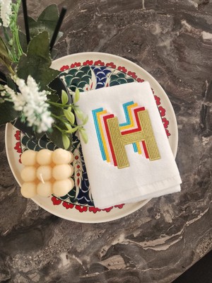 Isme Özel Harf Işlemeli Kadife El Havlusu – Modern Renkli Tasarım